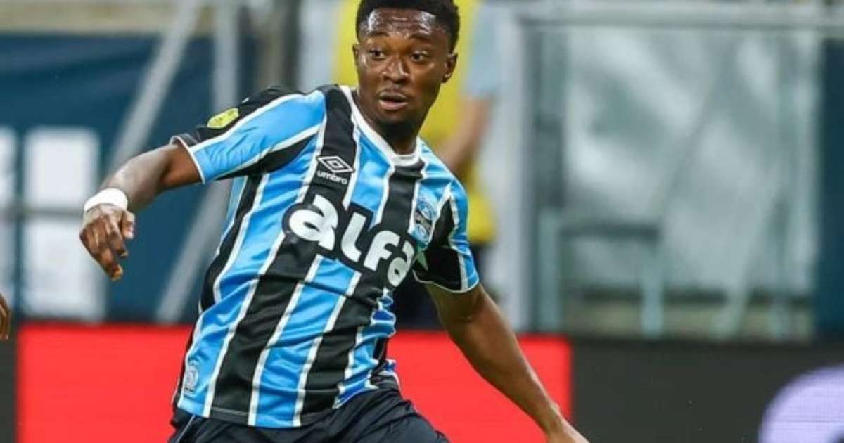 Desfalque à Vista: Amuzu Enfrenta Desconforto Muscular e Pode Ficar Fora do Grêmio