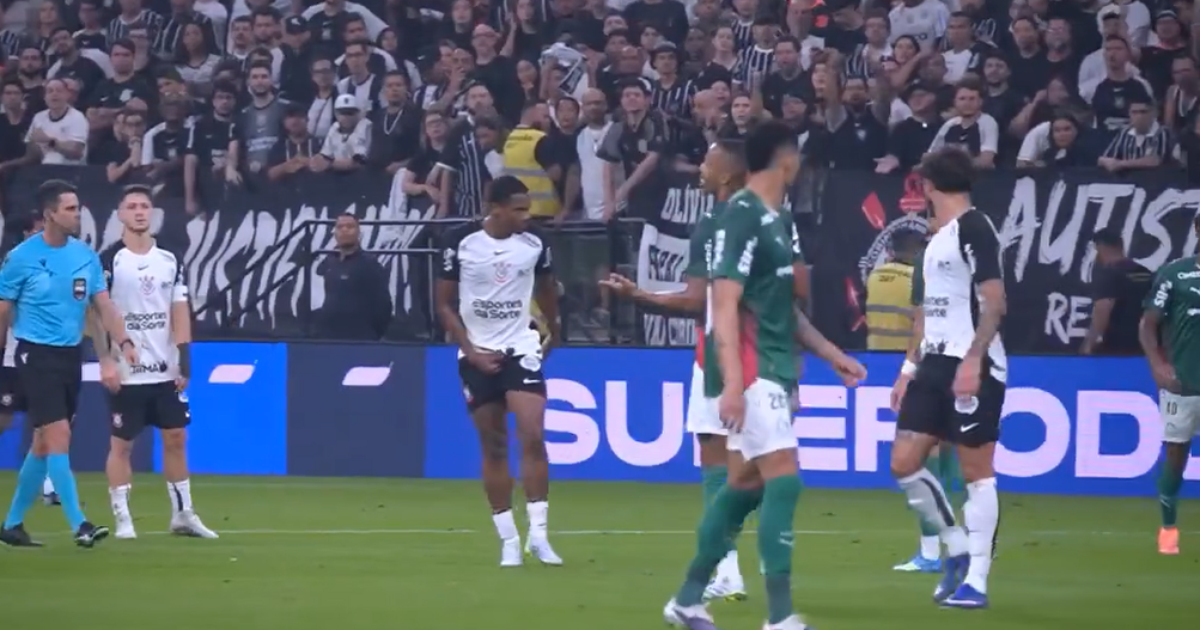 Áudio do VAR Revela Motivo da Expulsão de Volante do Corinthians por Gesto Obsceno