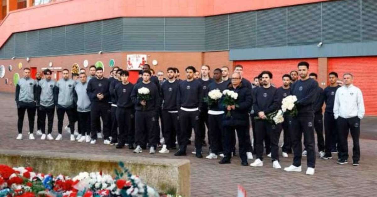 Delegação do PSG presta homenagem a Diogo Jota em memorial de Anfield
