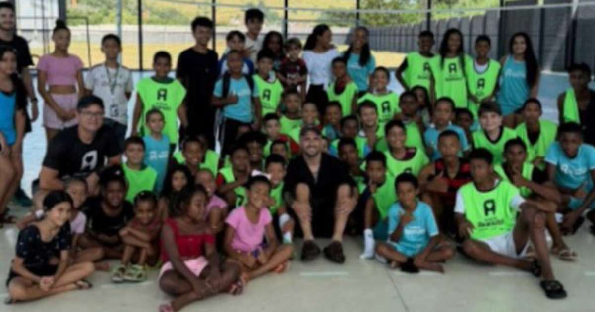 BAITA ATITUDE! Arrascaeta visita projeto social e emociona jovens