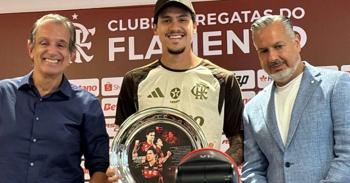 Pedro é homenageado no Ninho após superar marca histórica no Flamengo!