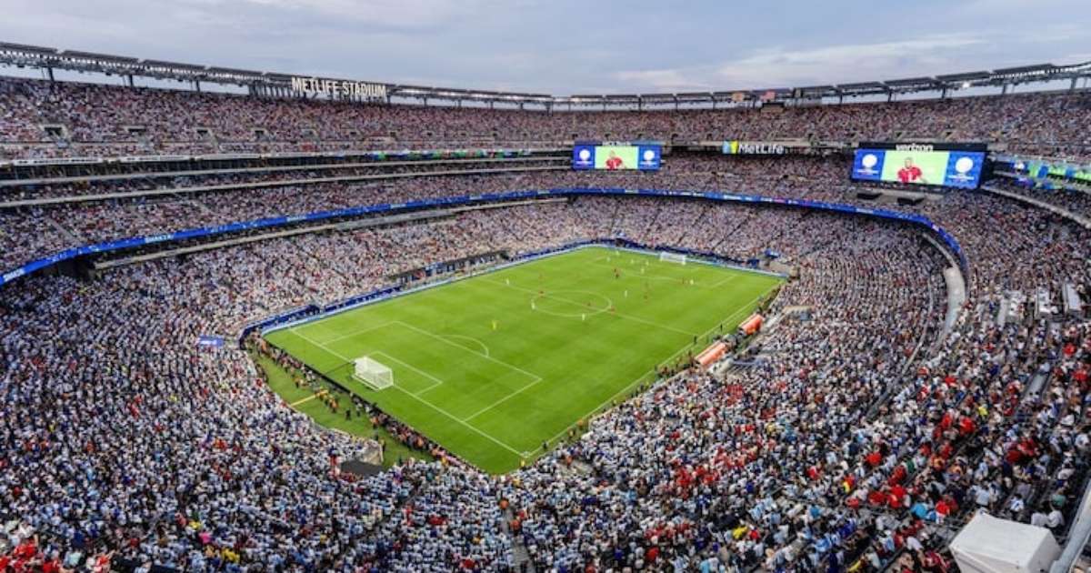 Senador quer que Fifa arque com transporte na Copa após aumento de 700% em passagem ser estudado