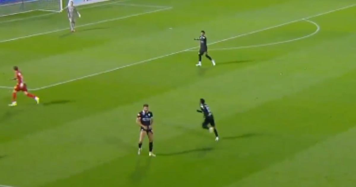 Jogador Recebe Cartão Vermelho por Gesto Obsceno em Episódio Polêmico no Futebol Brasileiro