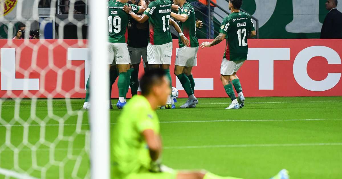 Goleiro do Sporting Cristal é advertido após consultar celular antes de pênalti do Palmeiras