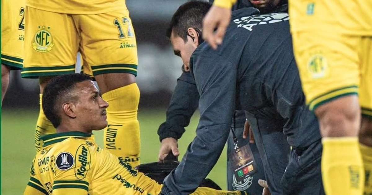 Após entrada dura, atacante sofre lesão no joelho e preocupa o Mirassol