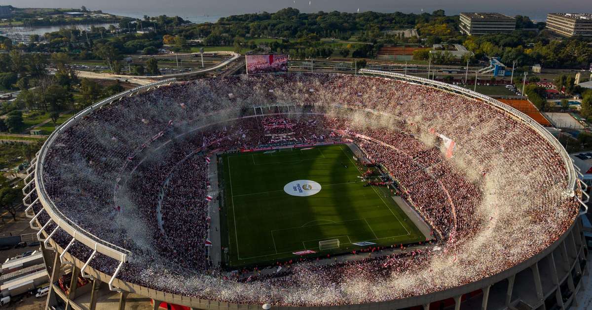 Arquibancada pega fogo antes do clássico argentino entre River Plate e Boca Juniors