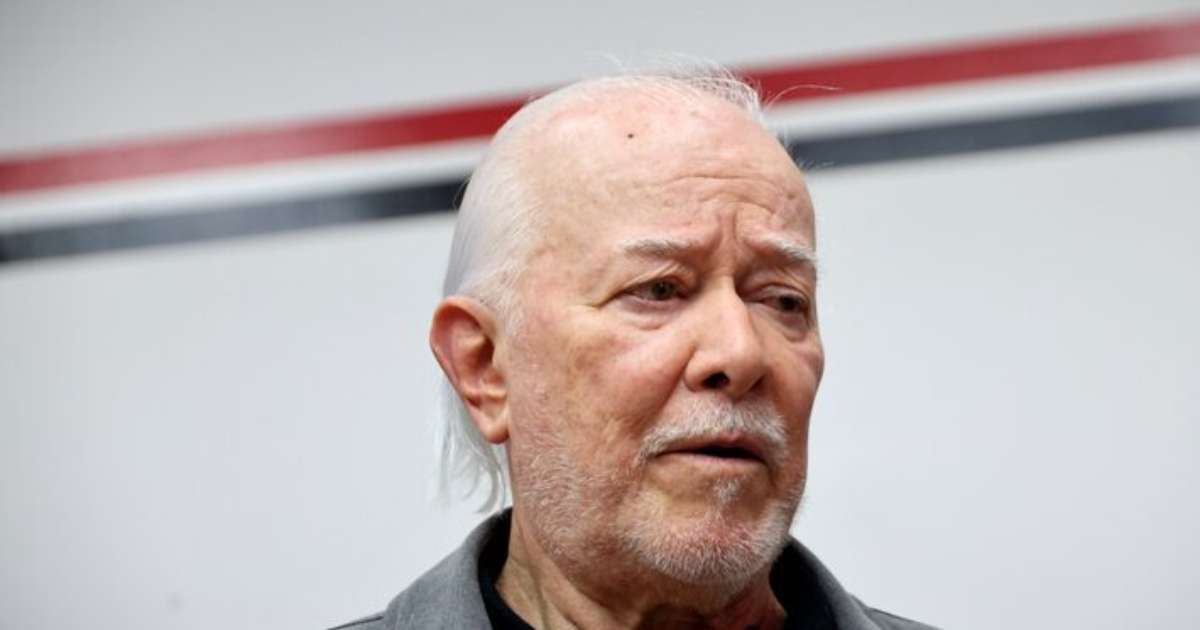 Torcedores do São Paulo cercam Massis na entrada do CT e cobram demissão de Rui Costa