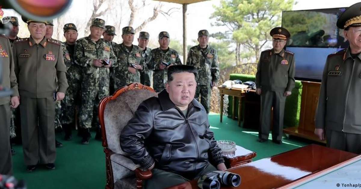 Kim testa míssil que dispersa centenas de explosivos