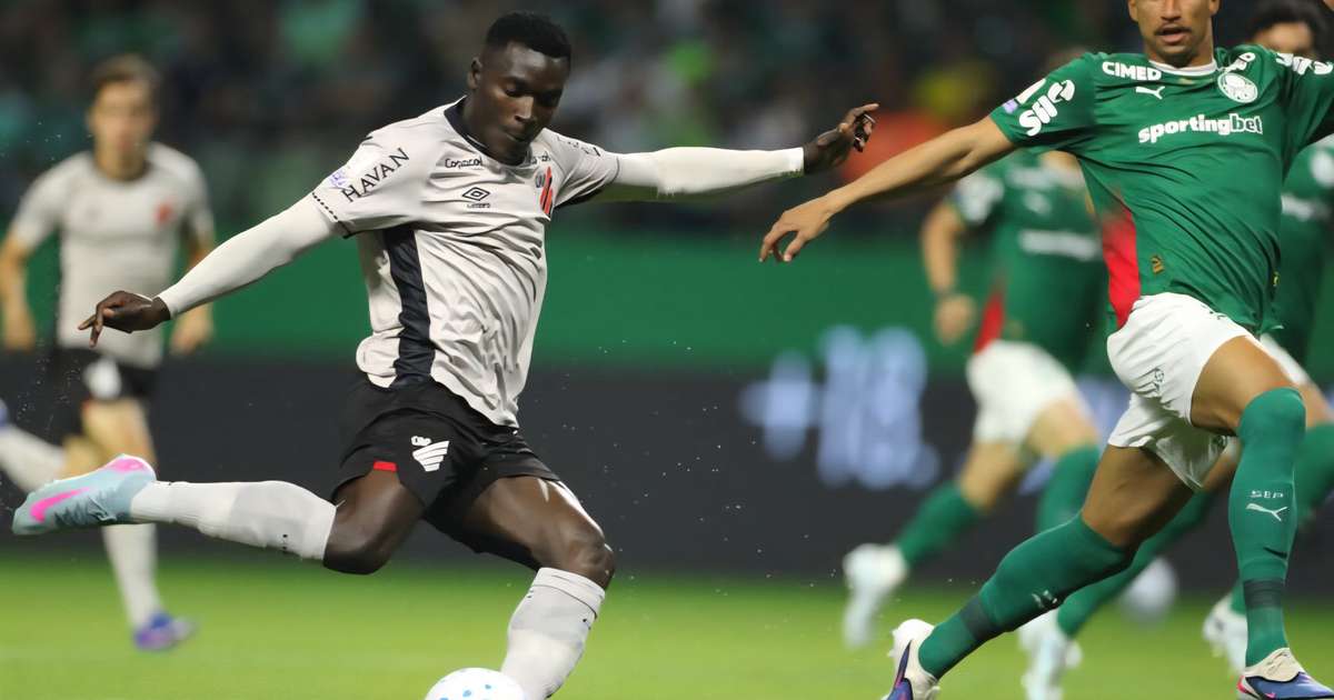 Palmeiras supera Athletico mesmo em vantagem numérica e conquista vitória crucial