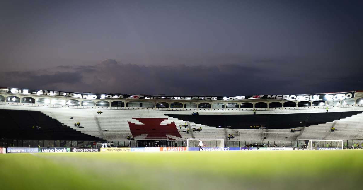 Ex-atacante do Vasco vira maior artilheiro brasileiro da história de liga