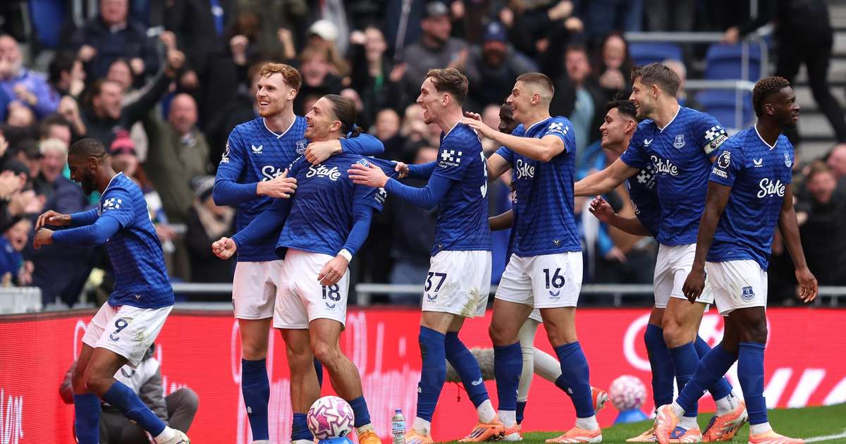 Astro do futebol inglês é flagrado dormindo em festa na Inglaterra; veja