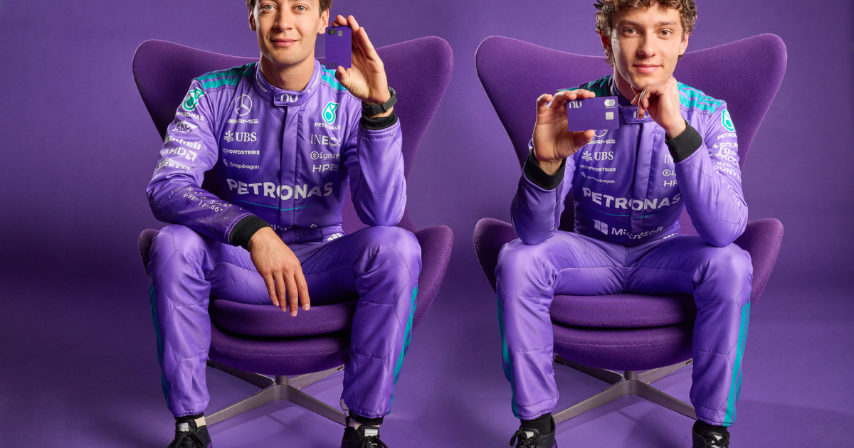 Macacões roxos da Mercedes-AMG PETRONAS para a ativação do Nubank no GP de Miami