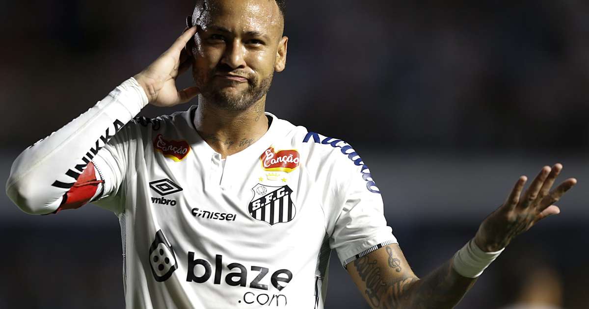 Neymar vira atração após jogo e presenteia jogador do San Lorenzo com chuteiras