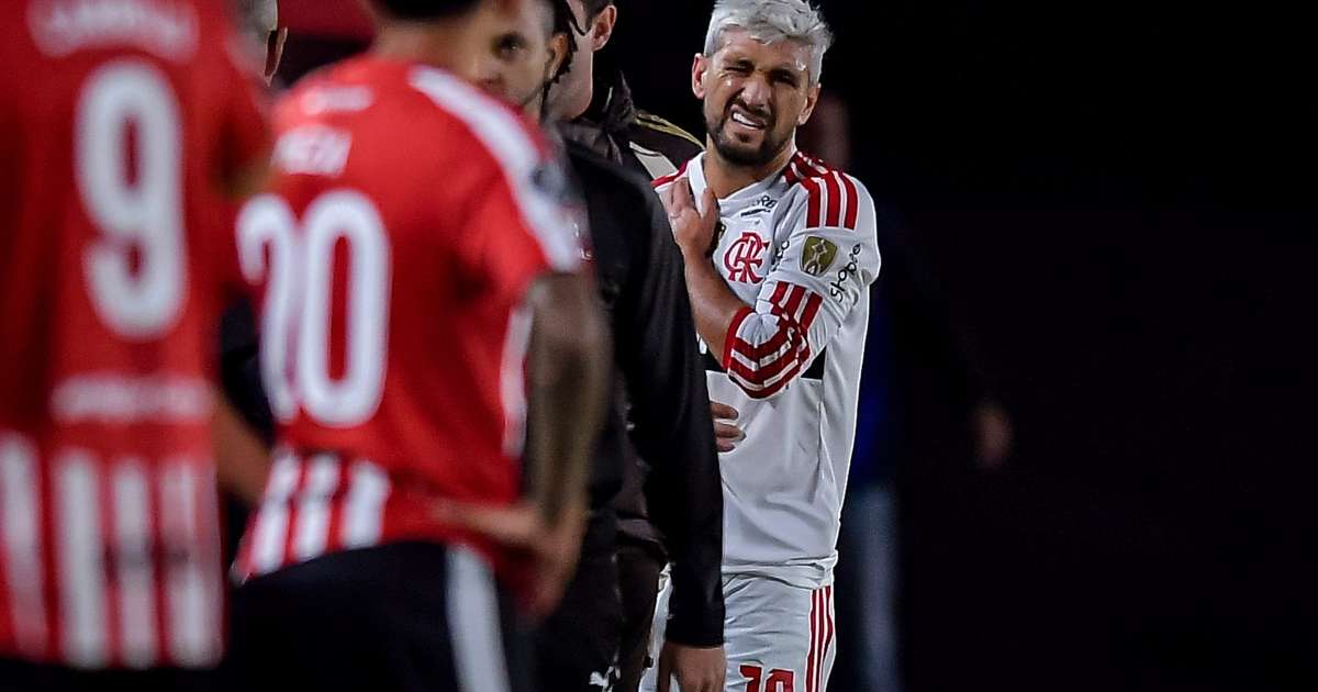 Arrascaeta sofre lesão no ombro e passará por exames na Argentina