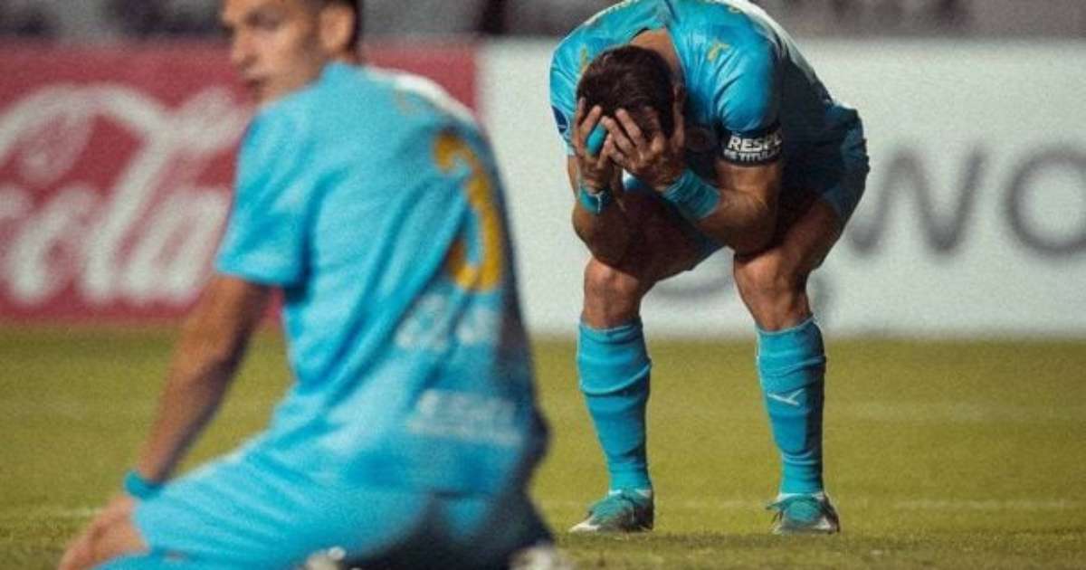 Zagueiro perde gol feito e vira vilão em revés na Sul-Americana
