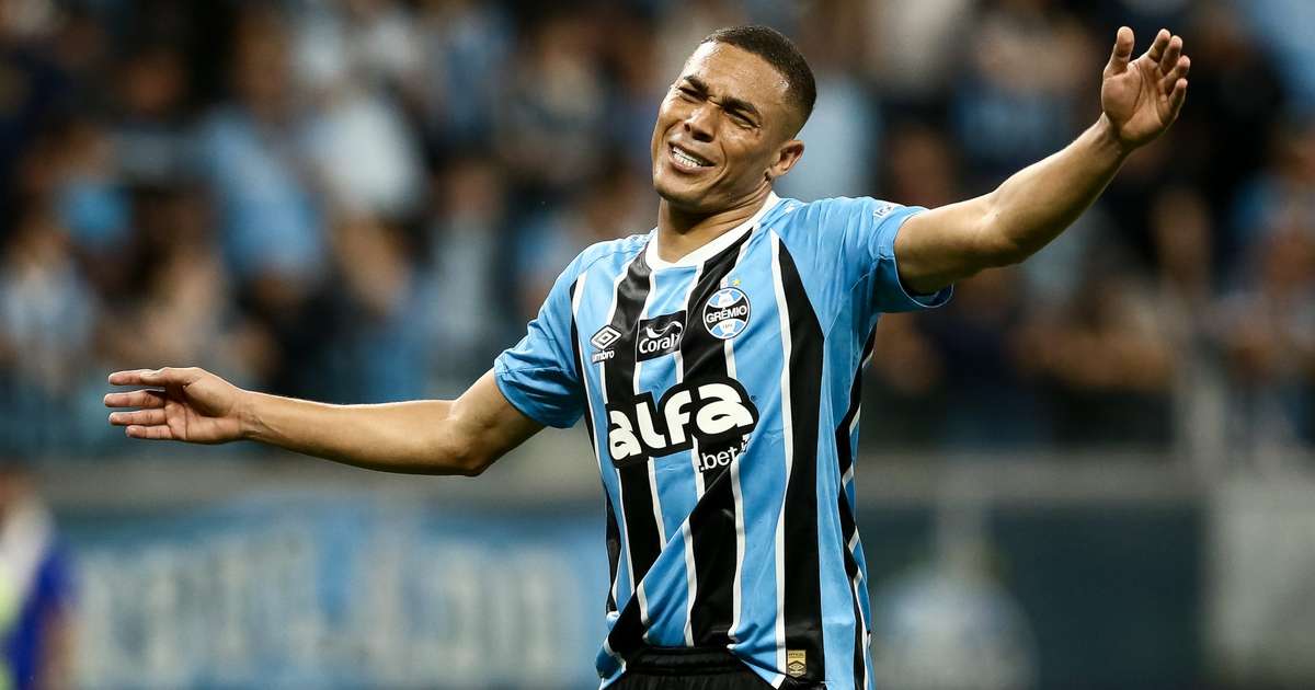 Desafio nas Alturas: Carlos Vinícius Embarca em Inédito Tiroteio de Pênaltis com o Grêmio na Sul-Americana