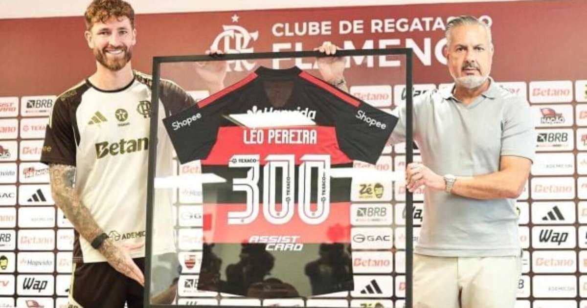 Léo Pereira recebe homenagem do Flamengo pelos 300 jogos