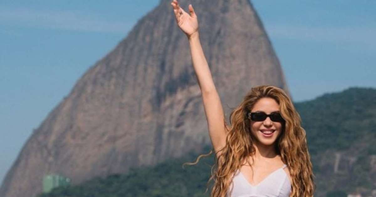Shakira é Recepcionada no Maracanã e Exibe Camisas de Flamengo e Fluminense