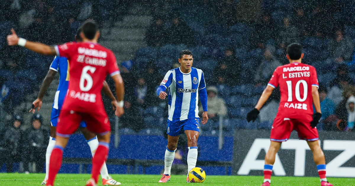 Thiago Silva faz história aos 41 anos e celebra título inédito pelo Porto