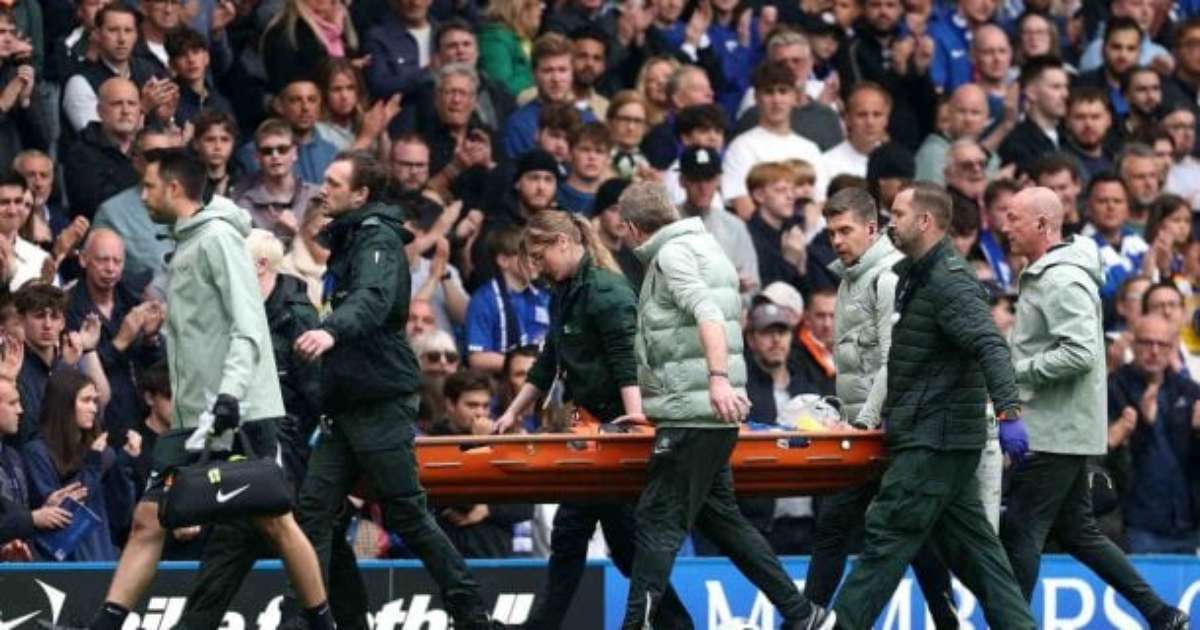 Jovem do Chelsea "apaga" após choque de cabeça e sai de maca