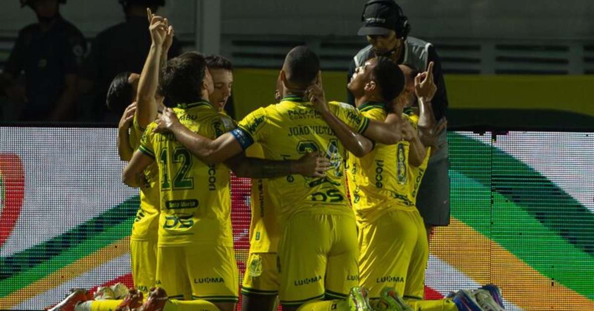 Fernando Diniz critica decisões da arbitragem após estreia com derrota no comando do Corinthians