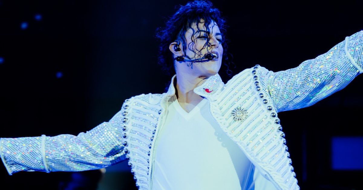 Rodrigo Teaser faz show para 15 mil pessoas na China com tributo a Michael Jackson