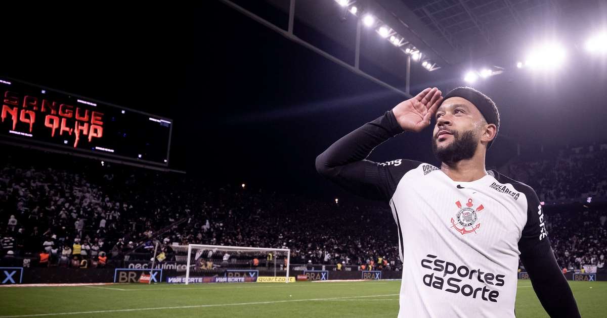 Depay aceita redução salarial e Corinthians corre por parceiros para selar renovação
