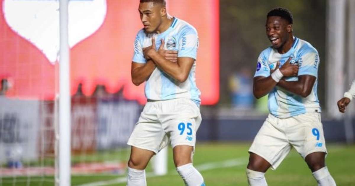 Carlos Vinícius exorciza momento difícil e assegura vitória com pênalti decisivo