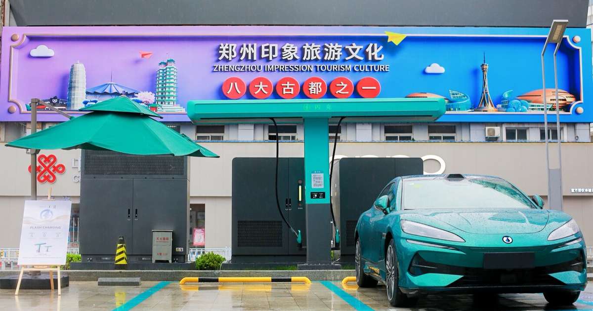 Testei o Flash Charging da BYD: carregamento de 1.500 kW agora é realidade e leva o mesmo tempo para carregar a bateria completamente do que para abastecer o carro