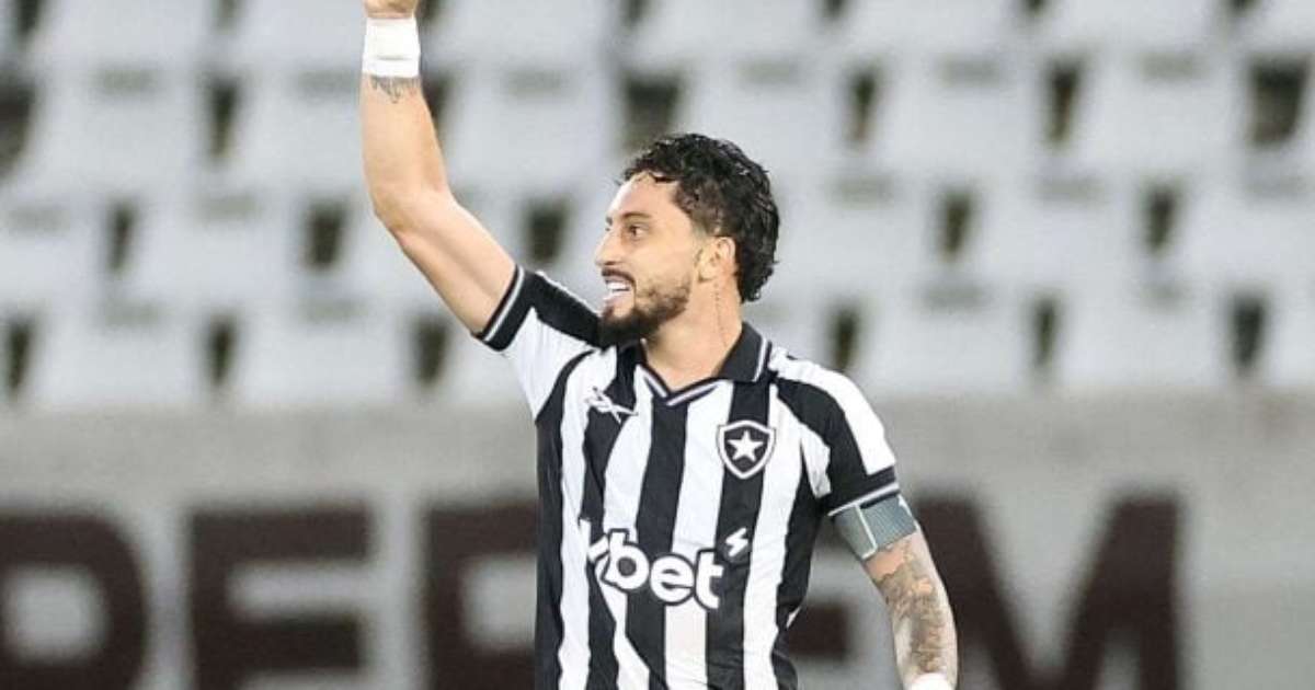 Alex Telles, do Botafogo, elogia trabalho de Franclim e cita sonho da Copa 2026