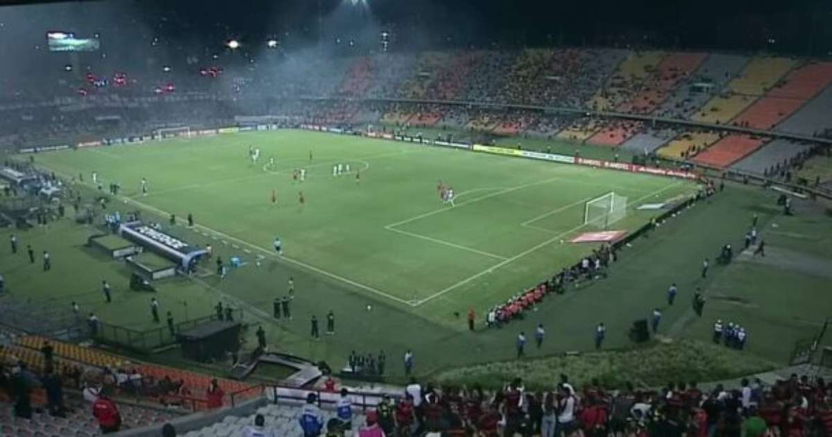 Conflito em Gramado: Jogo entre Medellín e Flamengo Interrompido por Invasão de Torcedores