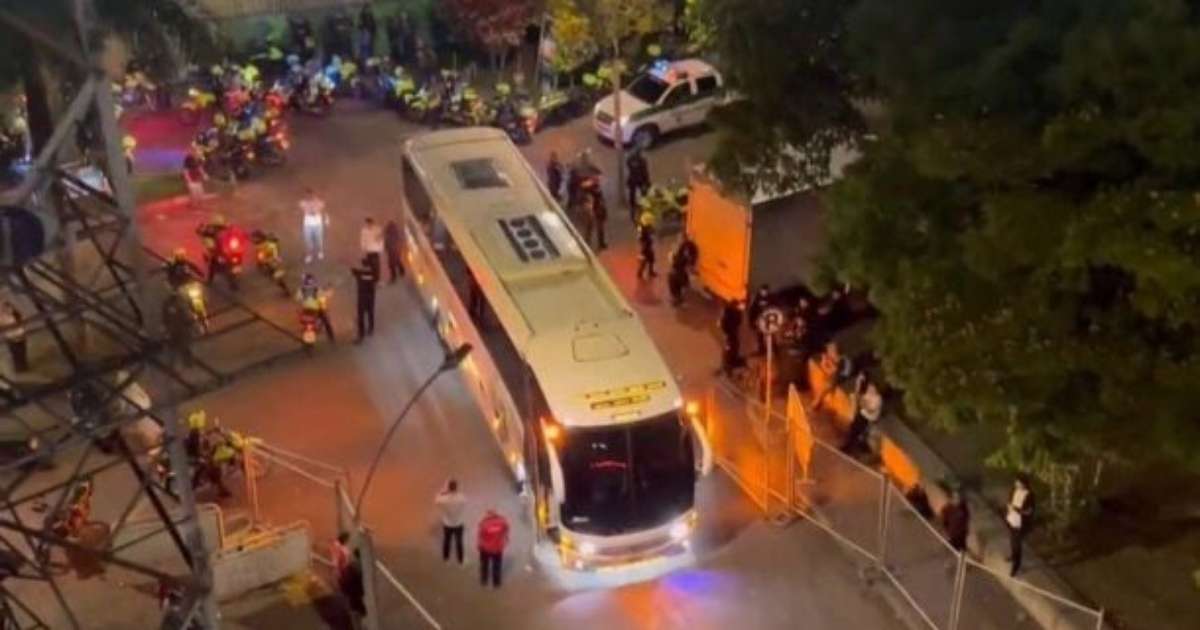 Torcida do Flamengo é transportada com segurança após partida em Medellín