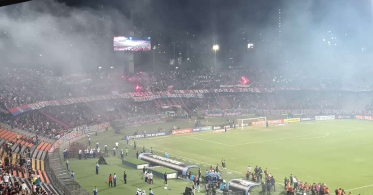 Flamengo e Independiente Medellín: Jogo Interrompido por Invasão de Torcedores