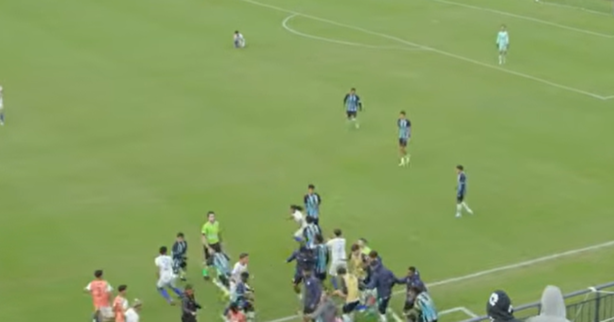 Jogador do Grêmio é atingido por voadora no rosto durante briga em partida do Gauchão sub-17; veja