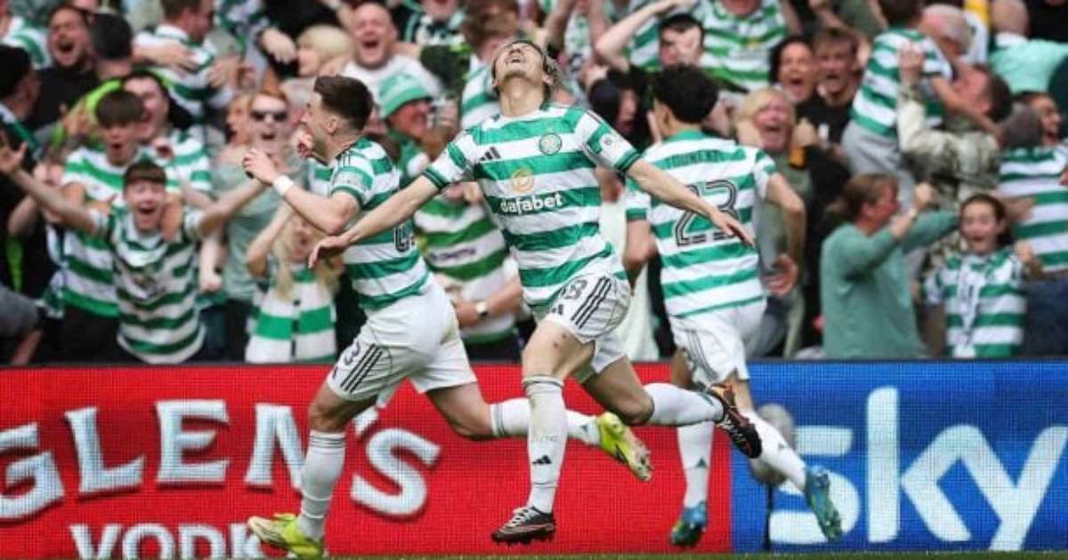 Com direito a gol de bicicleta, Celtic bate Rangers e fica a um ponto do líder no Escocês