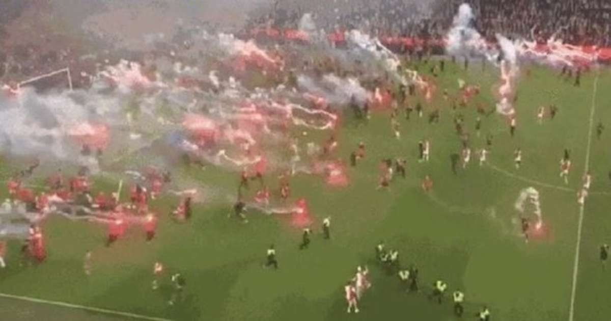 Torcida invade campo antes de clube confirmar título, e jogo é suspenso; assista