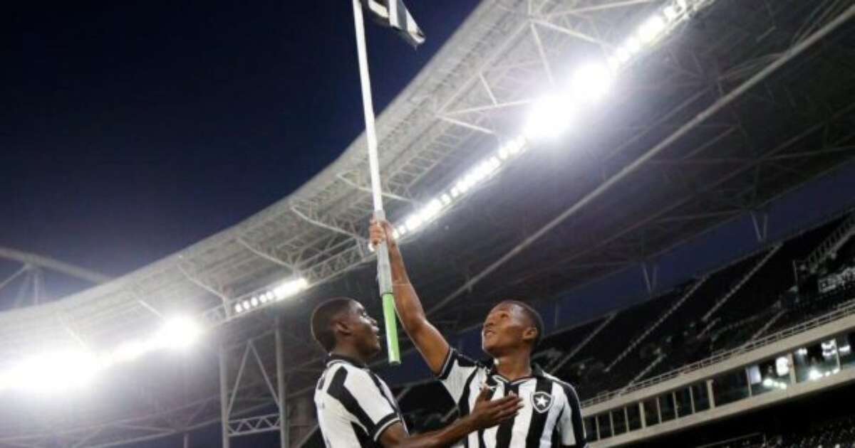 Botafogo derrota Flamengo e garante vaga no G8 do Brasileirão Sub-20