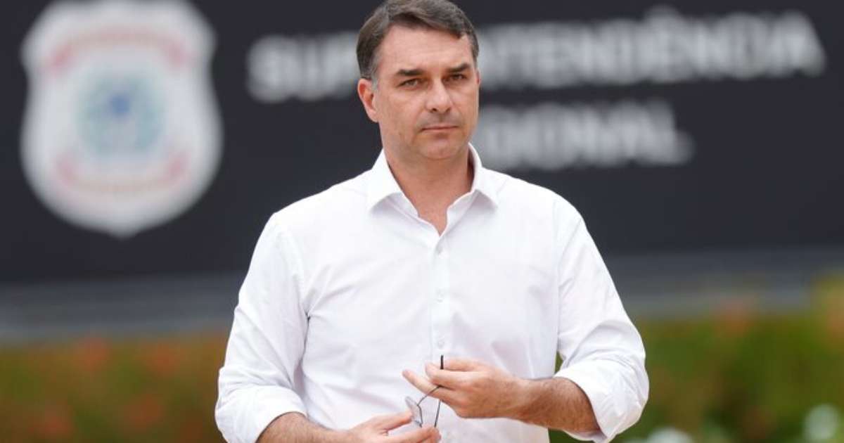 Flávio Bolsonaro admite negociações com Vorcaro para produção do filme, mas nega repasse a Eduardo