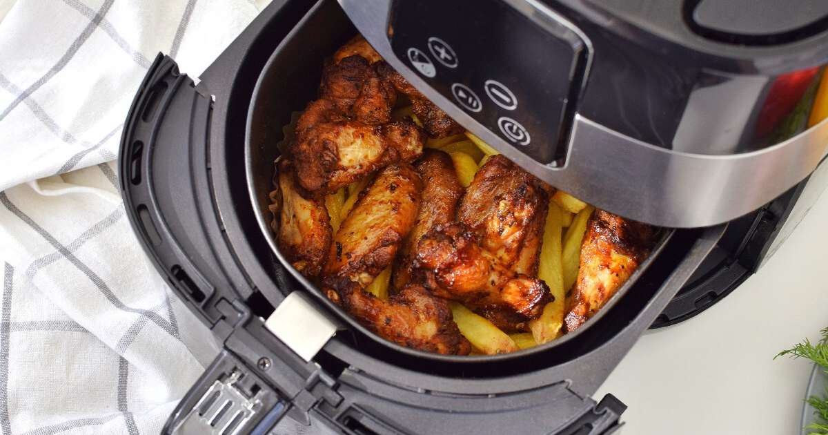 Quais são os cuidados de segurança que devo ter com a minha air fryer?