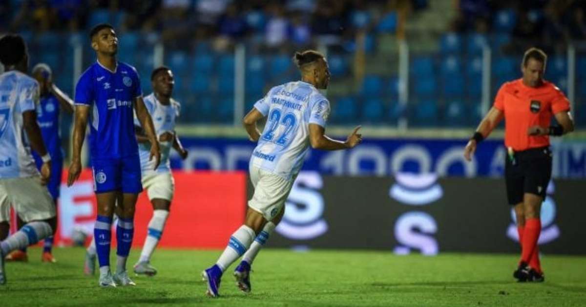 Braithwaite faz dois, Grêmio volta a vencer o Confiança e avança na Copa do Brasil