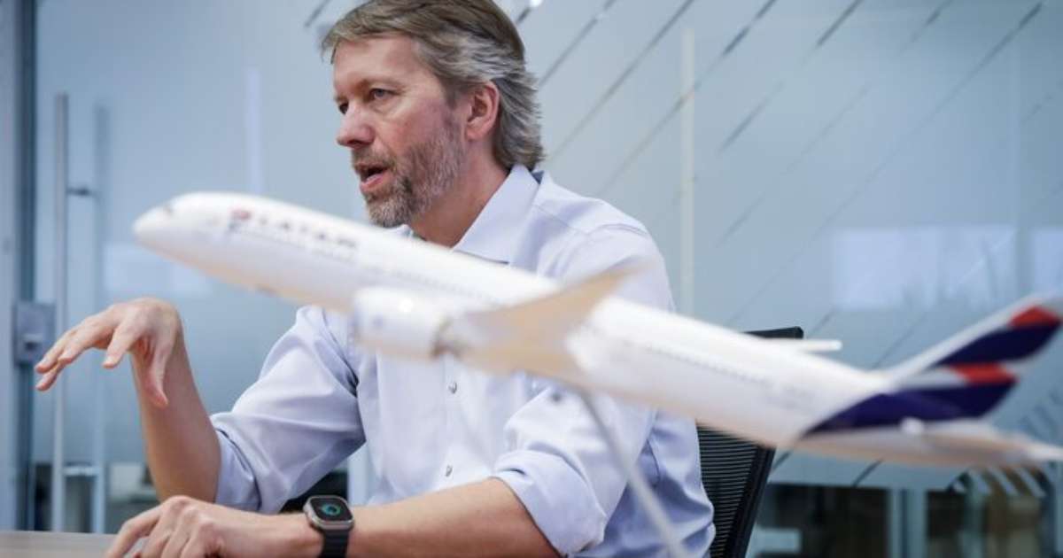 Fim da escala 6x1 não mudará regras previstas em lei para pilotos e comissários, diz CEO da Latam