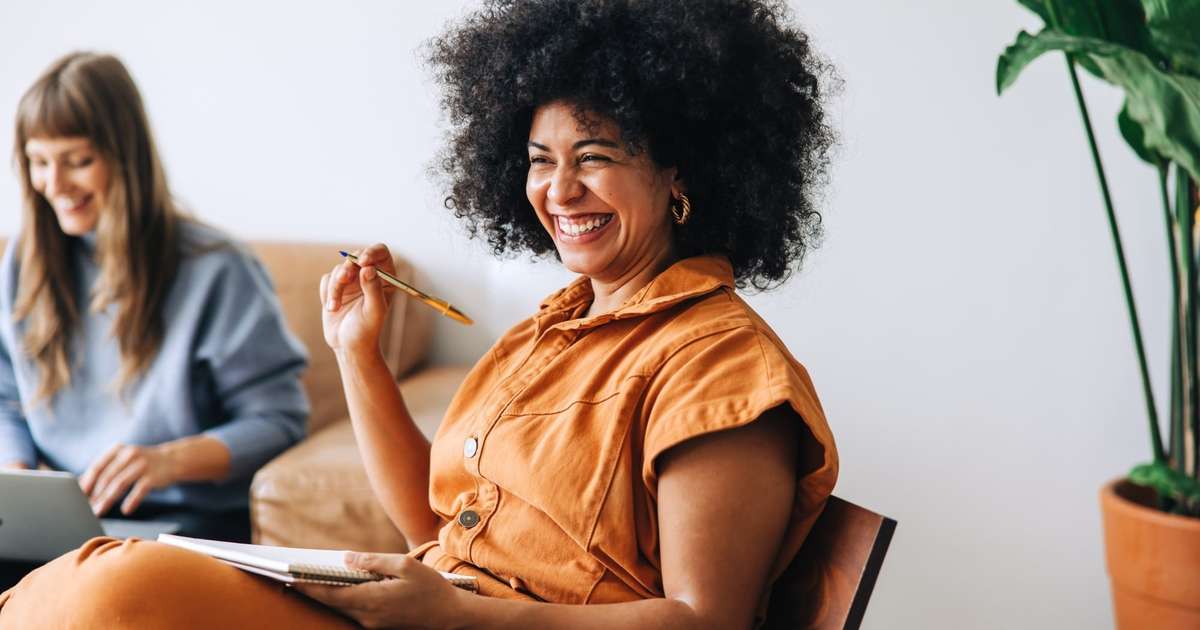 Essa cientista ensina a ser feliz no trabalho com apenas 3 passos: 