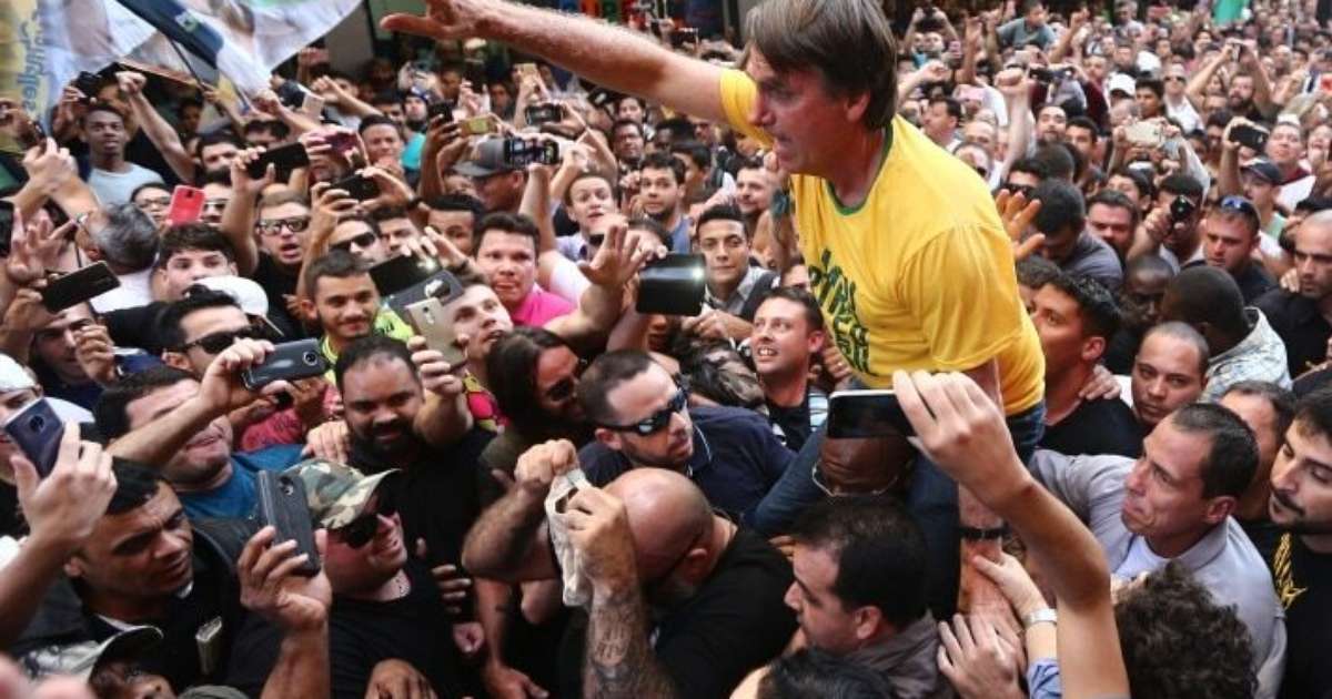 Flávio Bolsonaro cita facada do pai ao defender o SUS em debate; relembre onde Jair Bolsonaro foi atendido