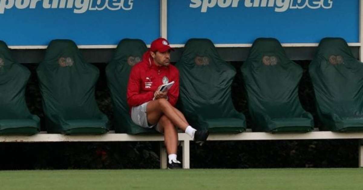 Abel recupera jogador chave e mantém suspense sobre escalação diante do Flamengo