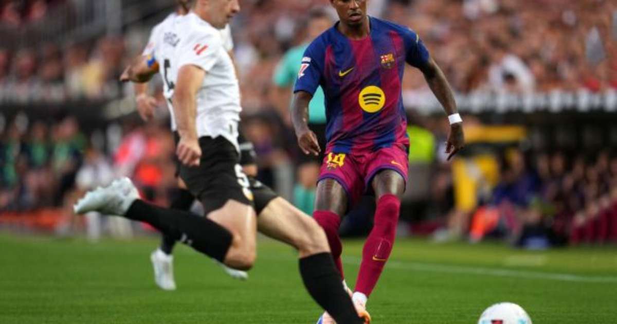 Lewandowski marca em despedida, mas Barcelona perde