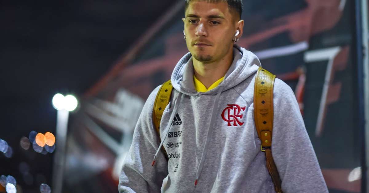 Varela critica decisão de árbitro após expulsão de Carrascal na derrota do Flamengo para o Palmeiras