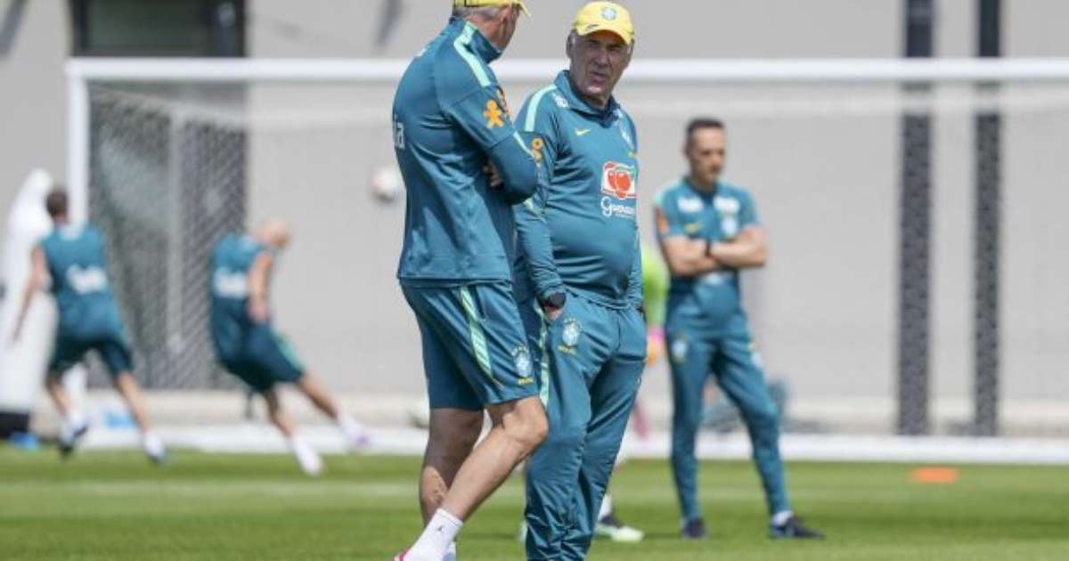 Seleção faz treino em clima leve com trote em Ancelotti e presença ilustre