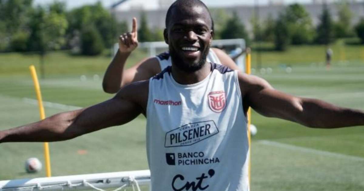 Valencia volta aos treinos no Equador e está confirmado na estreia na Copa