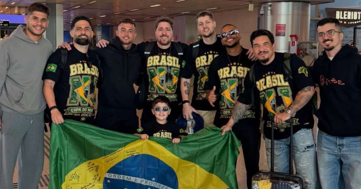 ‘Parças’ de Neymar viajam para Copa uniformizados e preparam presente especial para o craque