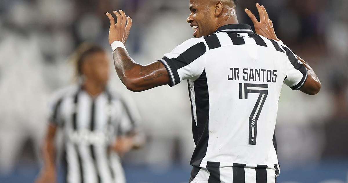 Júnior Santos antecipa fim das férias e se reapresenta no Botafogo